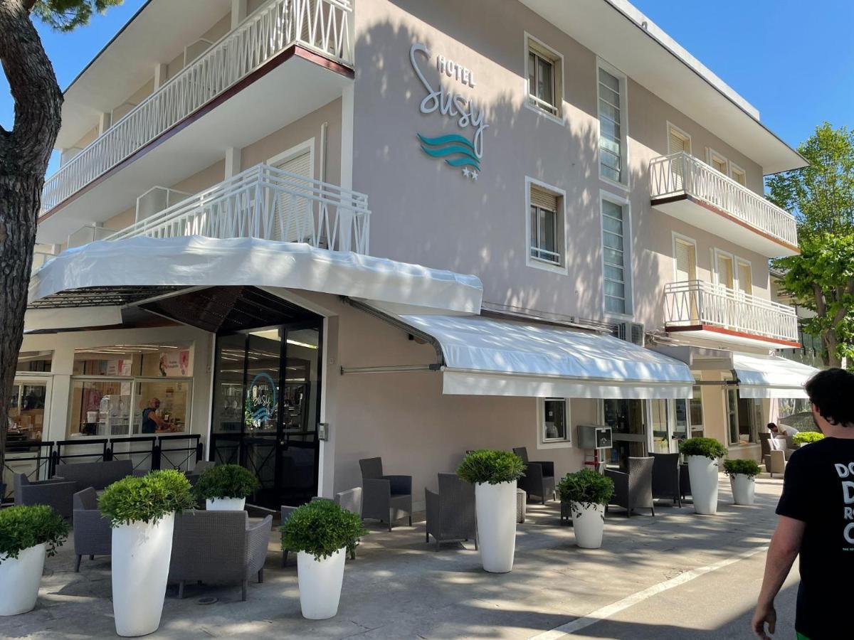 Hotel Susy - Ambienti Rinnovati - Direttamente Su Viale Dante E A Due Passi Dal Mare リッチョーネ エクステリア 写真